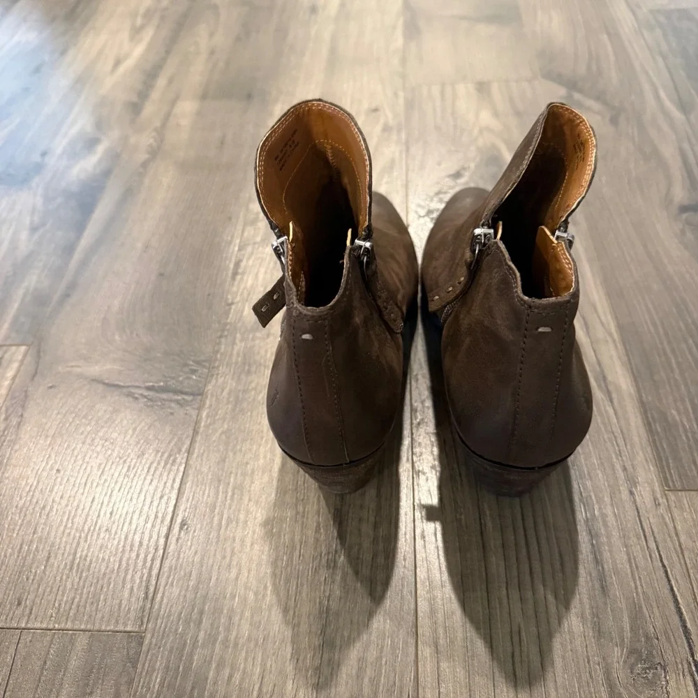 Frye Judith Zip Bootie ankle boots 9M‎ Brown Leather Stacked Heel 3470014-DBN